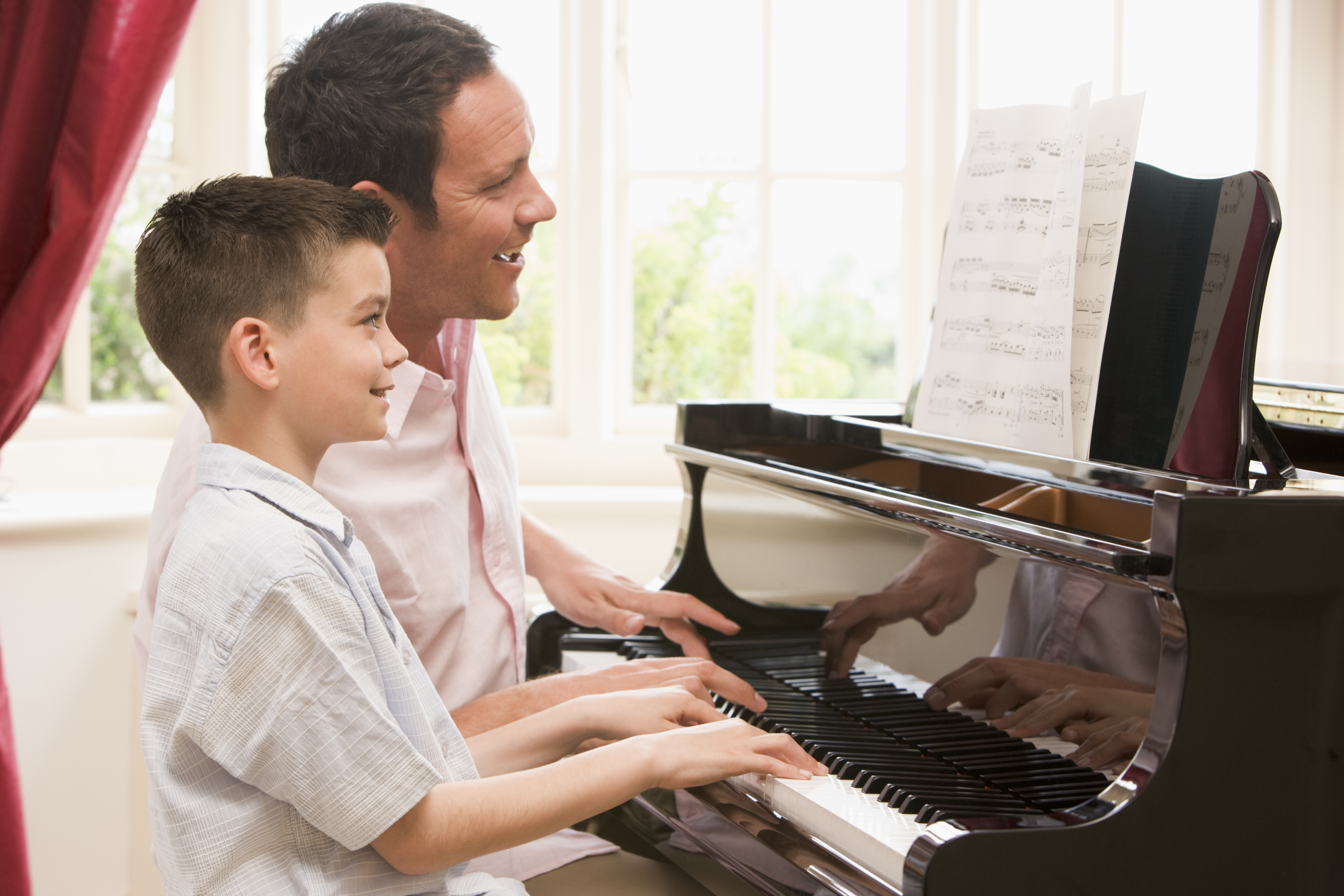 Музыка сиди качество. Игра на музыкальных инструментах. Пианино для детей. Ребенок за роялем. Преподаватель фортепиано.